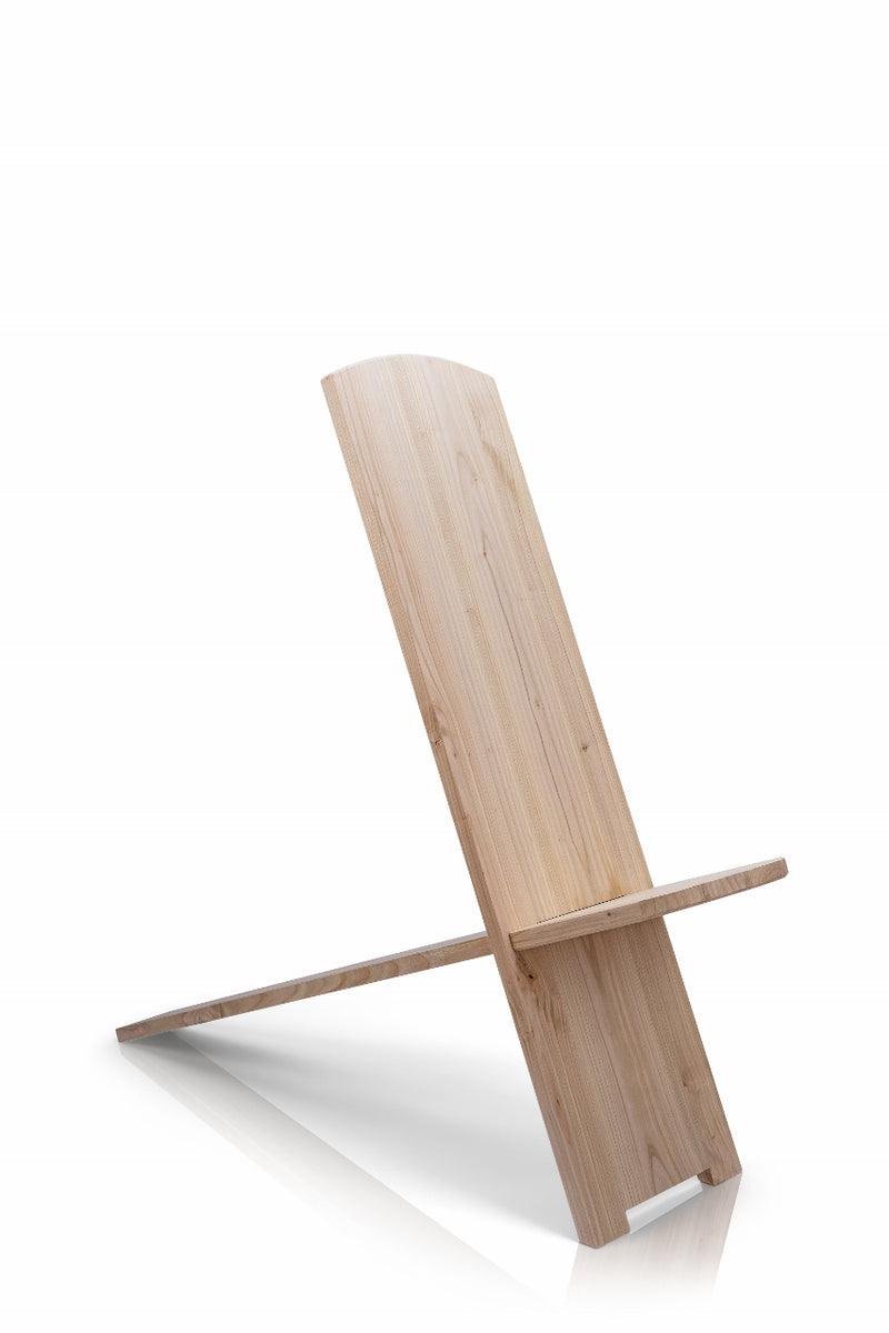 Laden Sie das Bild in Galerie -Viewer, Ein Holzstuhl mit einer Sitzfläche und einer Rückenlehne, der schlicht und funktional gestaltet ist.
